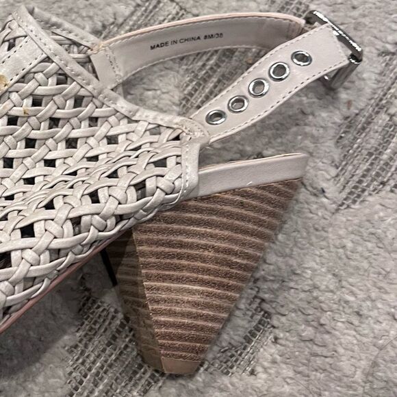 Vince Camuto Sandals Eiana Caged Peep Toe Lattice Pyramid Heels Size 8M/38 Beige - Picture 4 of 9